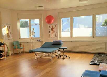 Physiotherapie-Raum mit Therapieliege und weiteren &Uuml;bungsger&auml;ten